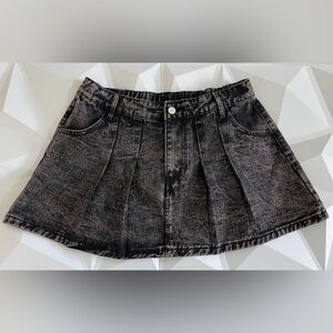Liv & Lottie acid wash black denim pleated skirt
Size:L